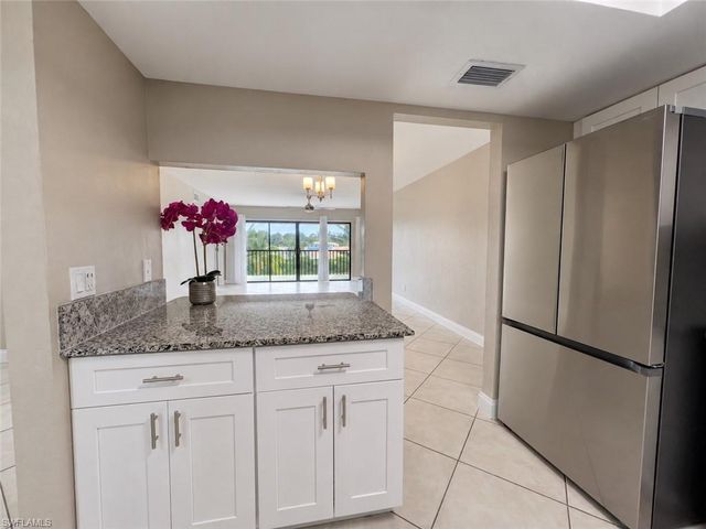 700 Valley Stream DR 303, Naples, FL 34113