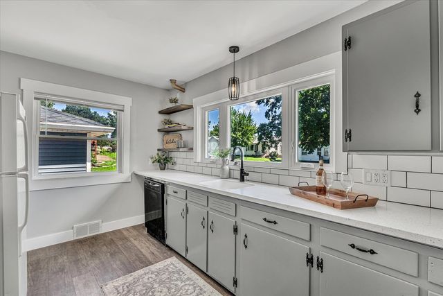 2420 Madison Street, Davenport, IA 52804