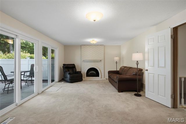 1621 Long Leaf Circle, St Louis, MO 63146