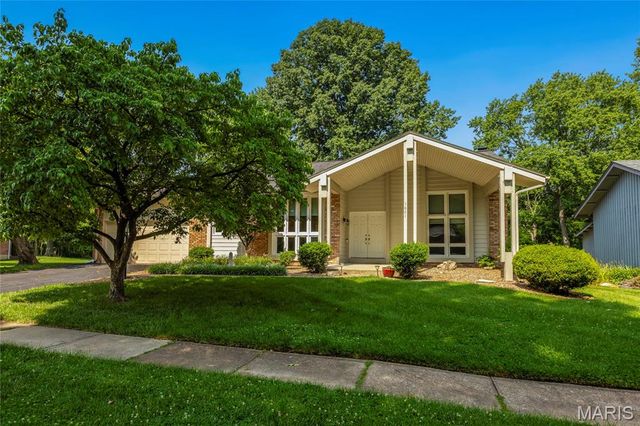 1621 Long Leaf Circle, St Louis, MO 63146