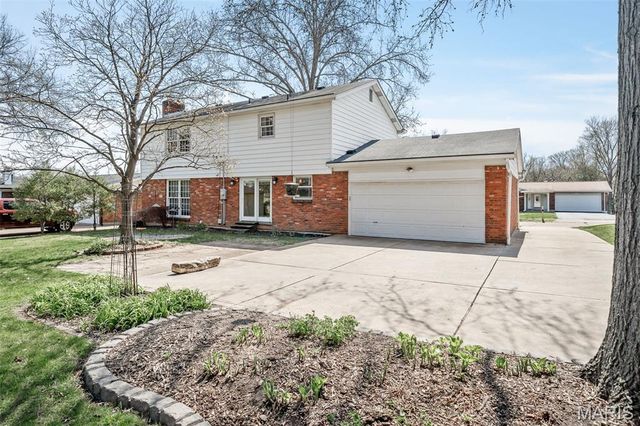 10465 Gregory Court, St Louis, MO 63128