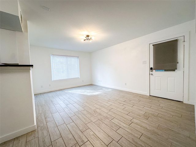 1307 Norwalk LN 102, Austin, TX 78703