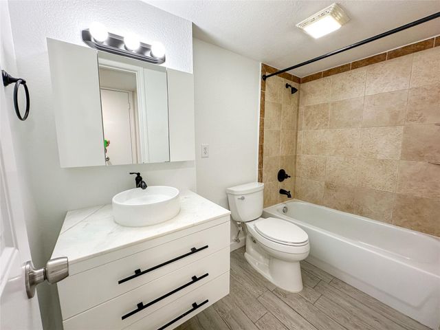 1307 Norwalk LN 102, Austin, TX 78703