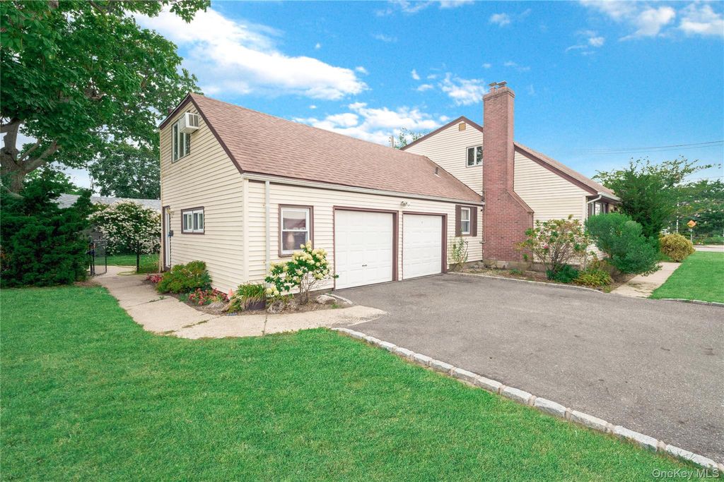 280 S Bayview Avenue, Amityville, NY 11701 — exterior