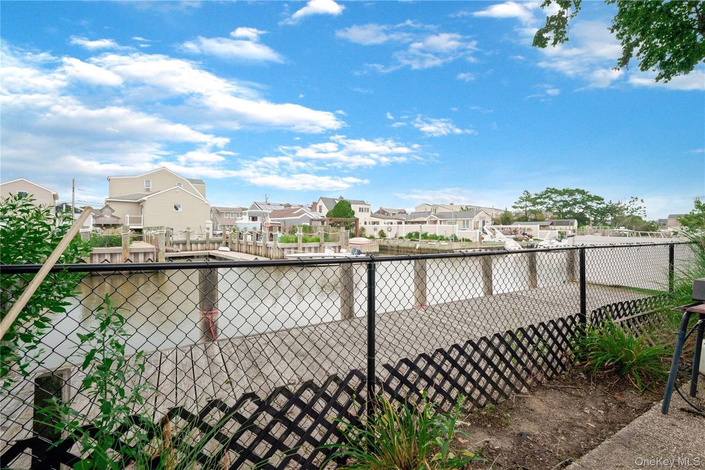 280 S Bayview Avenue, Amityville, NY 11701 — photo 4
