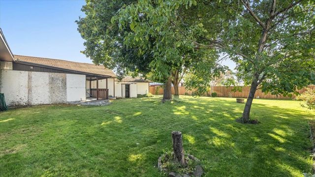 102 S Long Rd, Greenacres, WA 99016