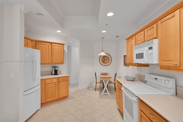 4700 YACHT HARBOR DR 612, Naples, FL 34112