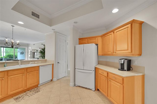 4700 YACHT HARBOR DR 612, Naples, FL 34112