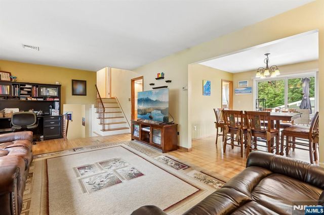 123 Midwood Road, Paramus, NJ 07652