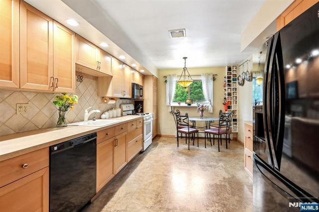 123 Midwood Road, Paramus, NJ 07652