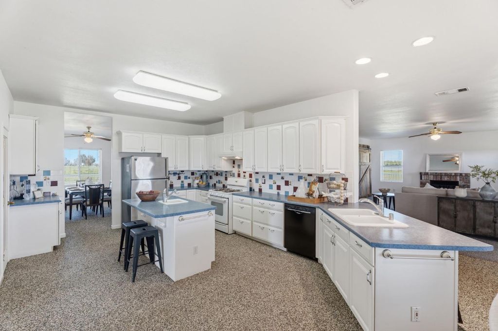Image 23 of property listing at 22581 Road 20, Chowchilla, CA 93610