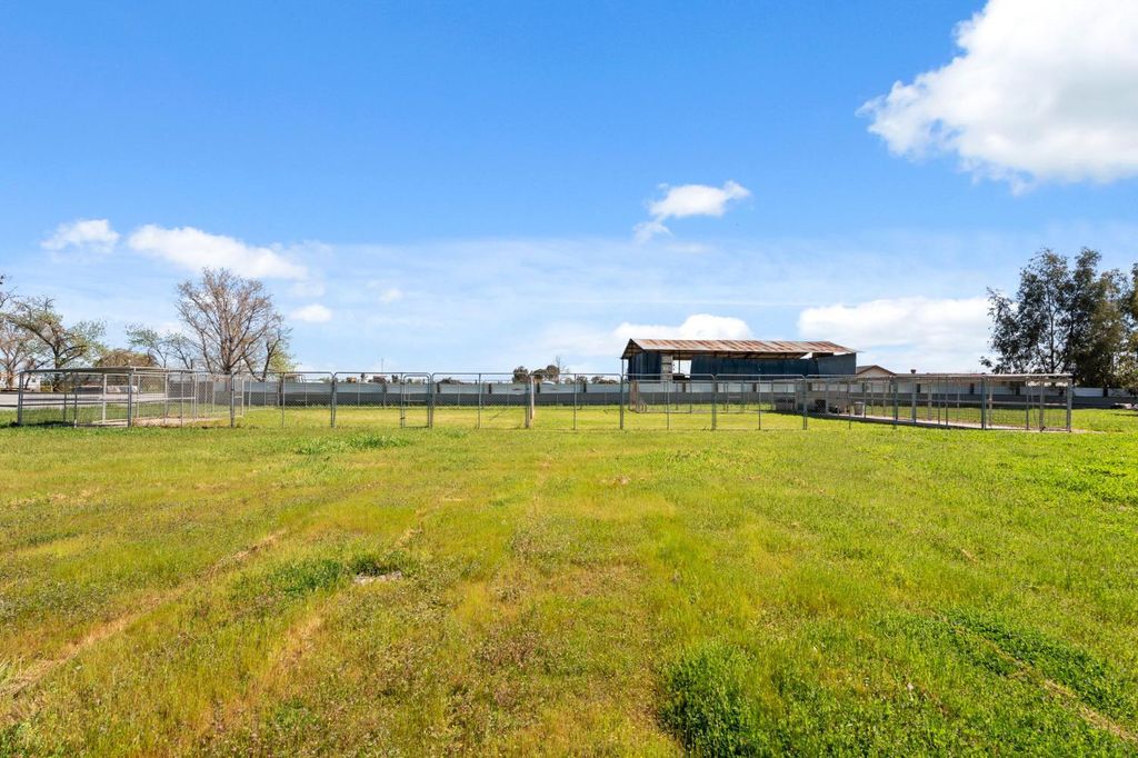 Image 73 of property listing at 22581 Road 20, Chowchilla, CA 93610