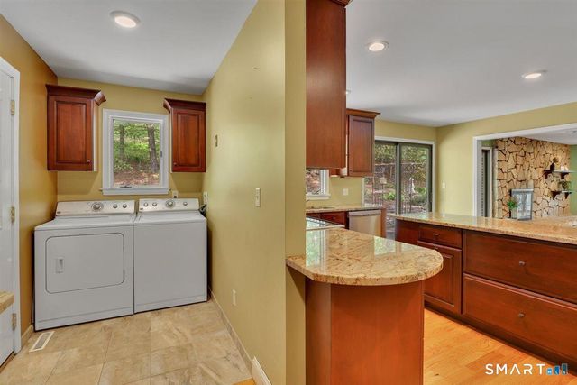 6 Rivercove Drive, Cromwell, CT 06416