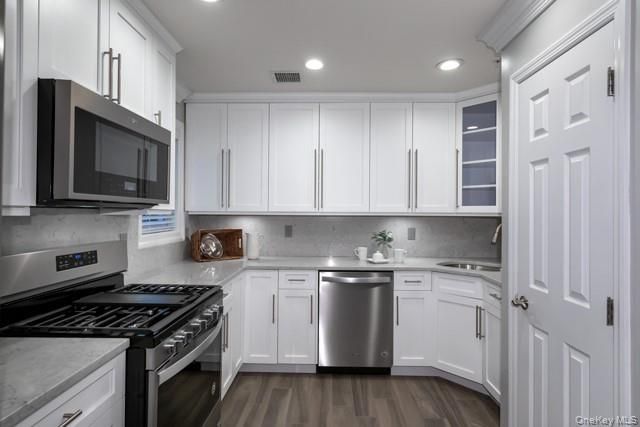 100 Pineview Lane 100, Coram, NY 11727
