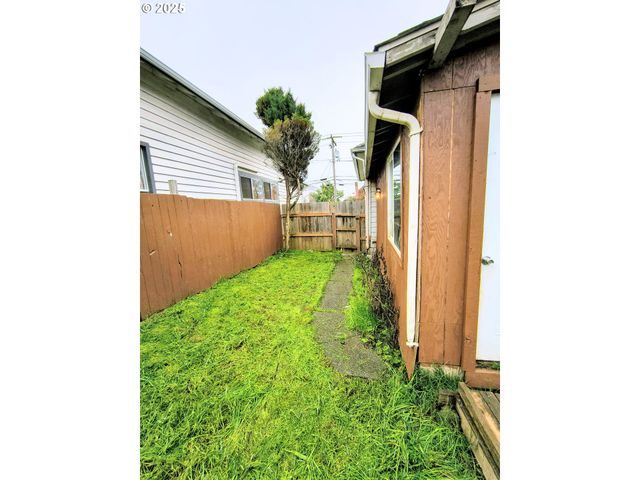 254 N DEAN St, Coquille, OR 97423