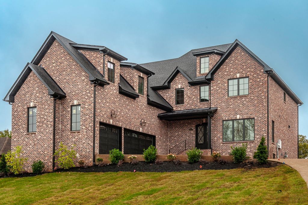 1016 Luxborough Drive, Hendersonville, TN 37075