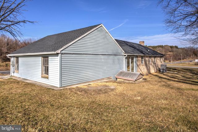 6428 YORK RD, Spring Grove, PA 17362