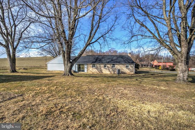 6428 YORK RD, Spring Grove, PA 17362