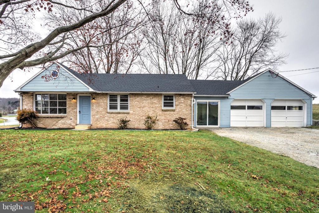 6428 YORK RD, Spring Grove, PA 17362