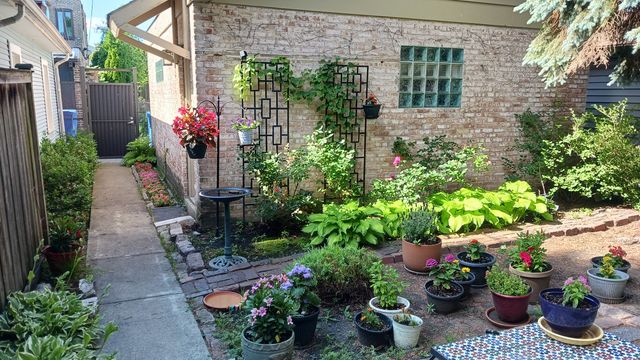 3843 W Addison Street, Chicago, IL 60618