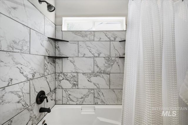 802 N Echohawk Way, Eagle, ID 83616