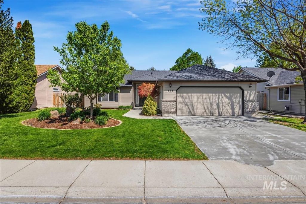 802 N Echohawk Way, Eagle, ID 83616