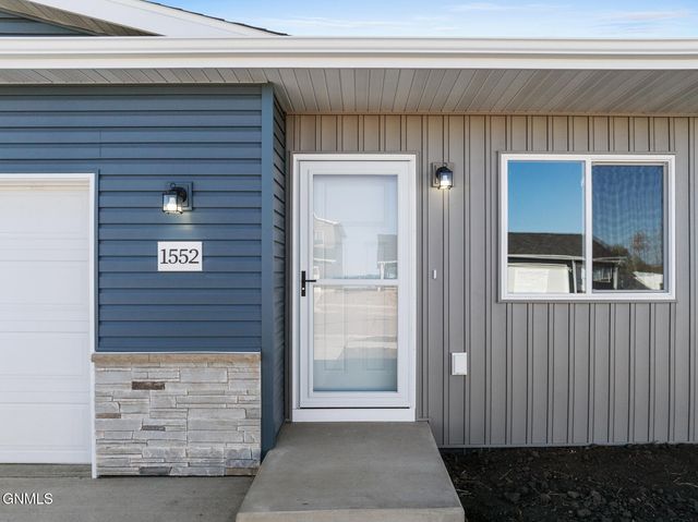 1552 47th Loop SE, Minot, ND 58701 property photo