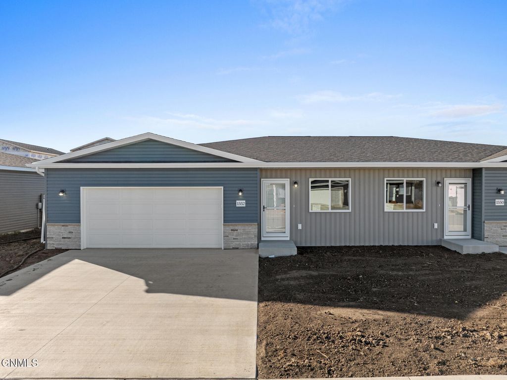 1552 47th Loop SE, Minot, ND 58701 photo 2