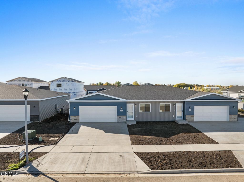 1552 47th Loop SE, Minot, ND 58701 photo 3