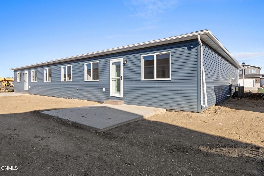 1552 47th Loop SE, Minot, ND 58701 photo 4