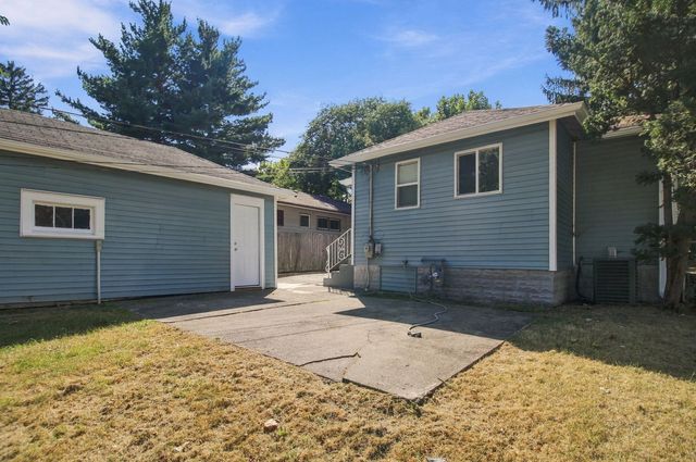 217 N Warwick Avenue, Westmont, IL 60559