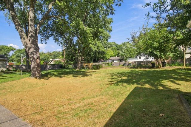 217 N Warwick Avenue, Westmont, IL 60559