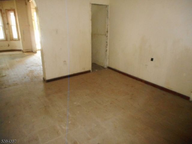 77 Garside St, Newark City, NJ 07104