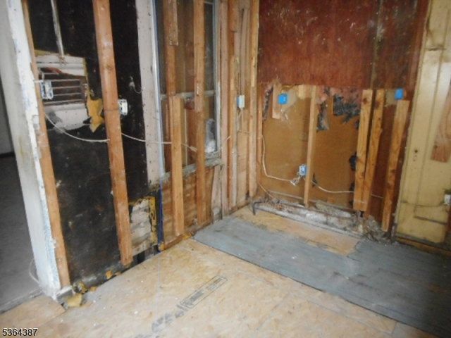 77 Garside St, Newark City, NJ 07104
