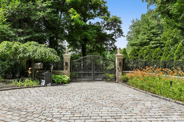 91 Crescent Beach Road, Glen Cove, NY 11542