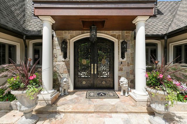 91 Crescent Beach Road, Glen Cove, NY 11542
