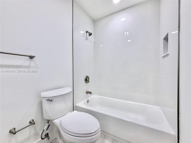 404 Sandtree Dr, Palm Beach Gardens, FL 33403