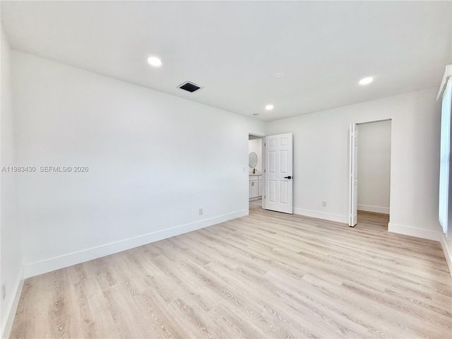 404 Sandtree Dr, Palm Beach Gardens, FL 33403