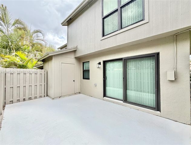 404 Sandtree Dr, Palm Beach Gardens, FL 33403