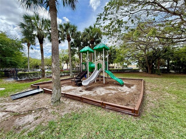 404 Sandtree Dr, Palm Beach Gardens, FL 33403