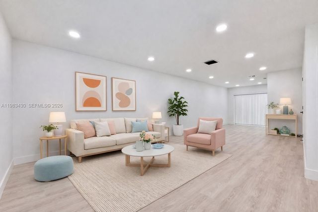 404 Sandtree Dr, Palm Beach Gardens, FL 33403