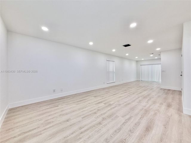 404 Sandtree Dr, Palm Beach Gardens, FL 33403