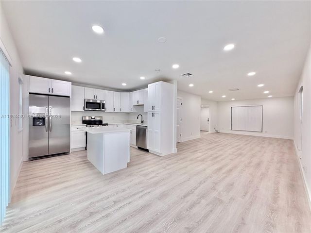 404 Sandtree Dr, Palm Beach Gardens, FL 33403