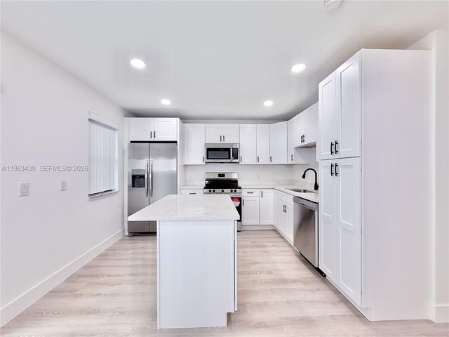 404 Sandtree Dr, Palm Beach Gardens, FL 33403