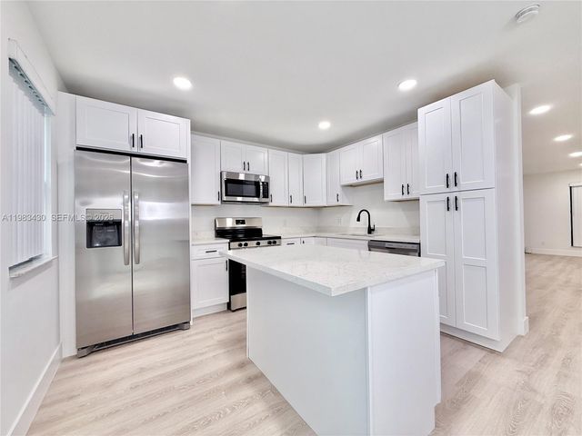 404 Sandtree Dr, Palm Beach Gardens, FL 33403