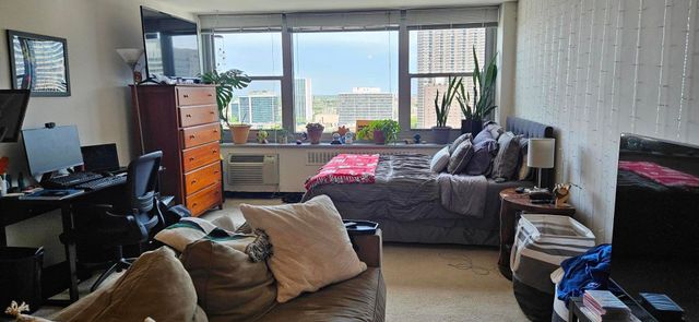 555 W Cornelia Avenue 1909, Chicago, IL 60657