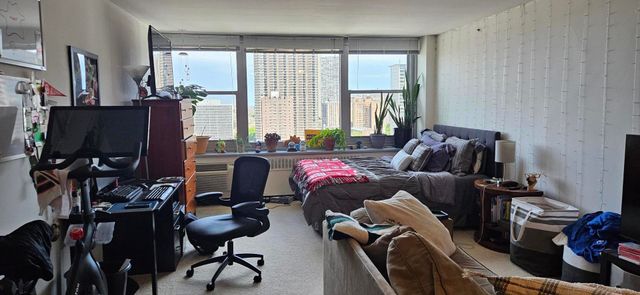 555 W Cornelia Avenue 1909, Chicago, IL 60657