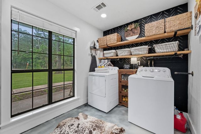 18 E Old Field Drive, Huffman, TX 77336