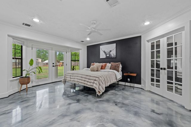 18 E Old Field Drive, Huffman, TX 77336