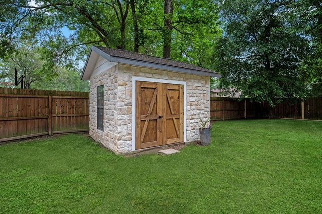 18 E Old Field Drive, Huffman, TX 77336